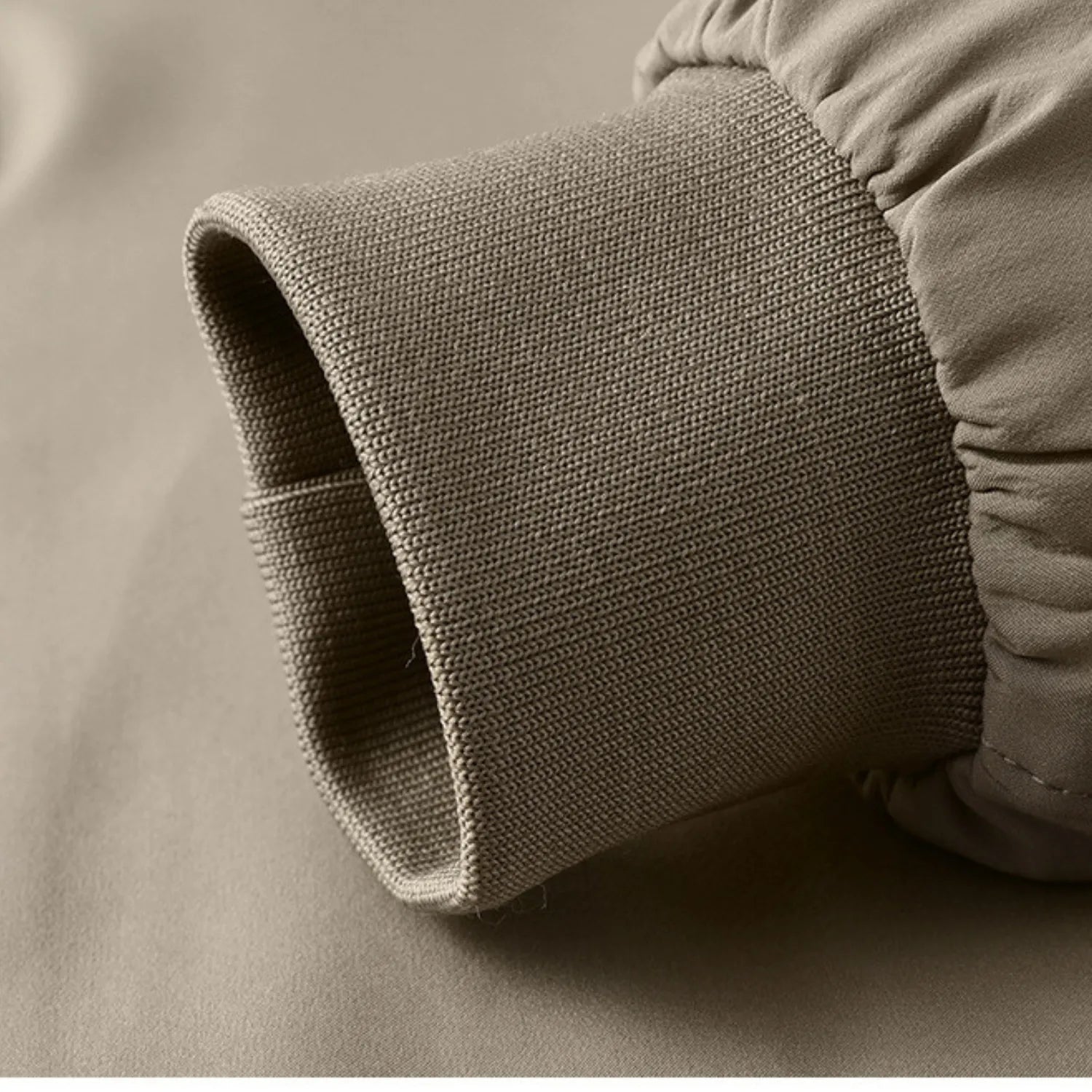 Close-up of the men's jacket ribbed cuff, highlighting its quality and comfortable fit.